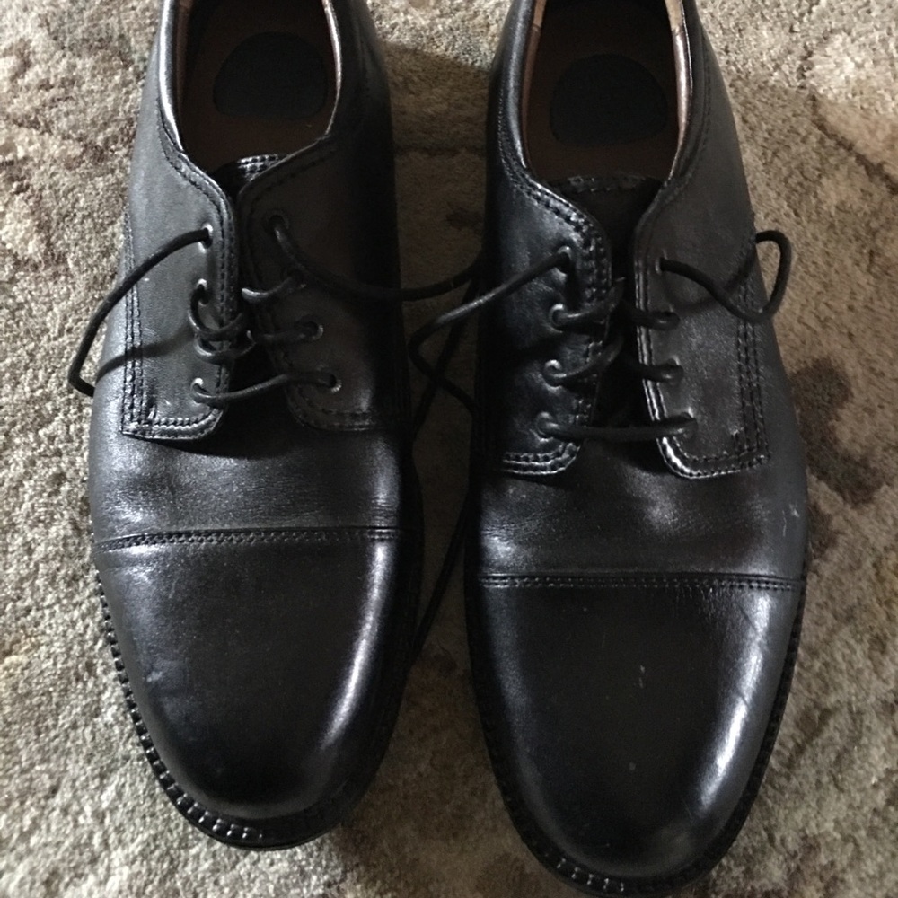 Men’s black leather dress shoes